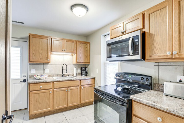 Pet-friendly Pacific Cottage Near Purina Farms!