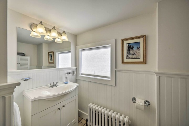 Quaint DT Greenport Apt - 2 Mi to Shelter Island!