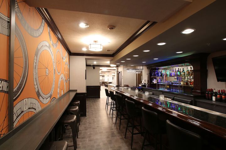 Lounge 54 of 58