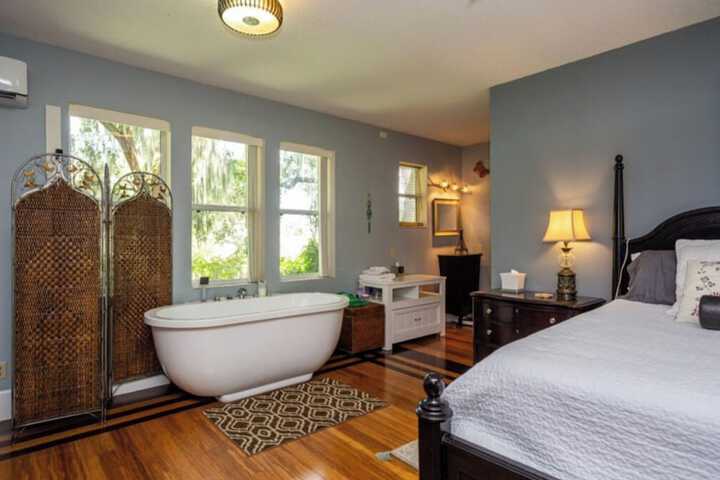 Oakland Manor House