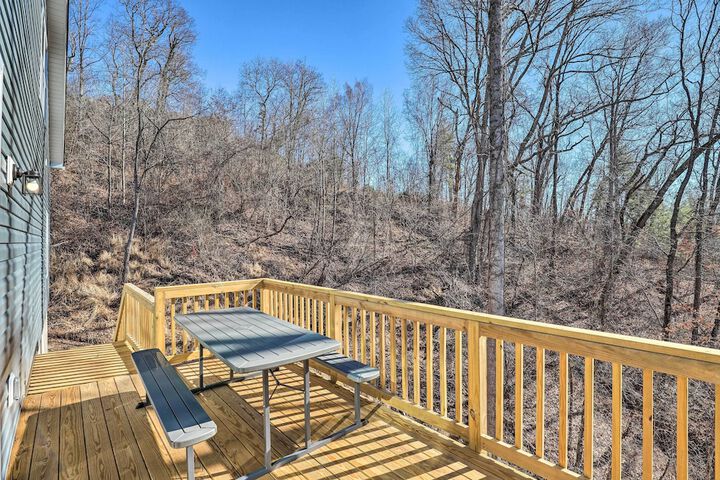 Charming Retreat w / Mtn Views: Walkable Location!