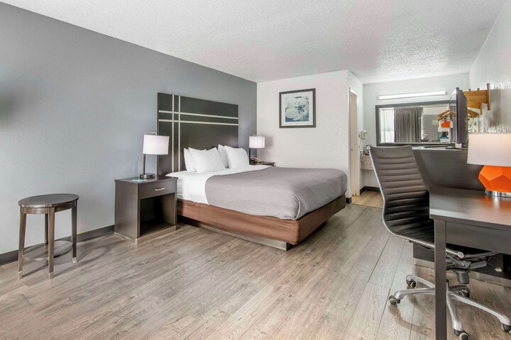 Room 32 of 46