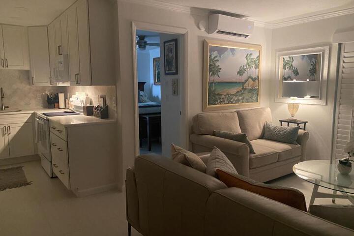 Closest 1BR to Vanderbilt Beach full kitchen with dishwasher, ALL NEW!