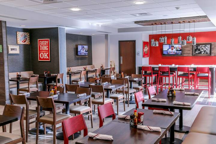 Holiday Inn & Suites Denver Tech Center-Centennial by IHG