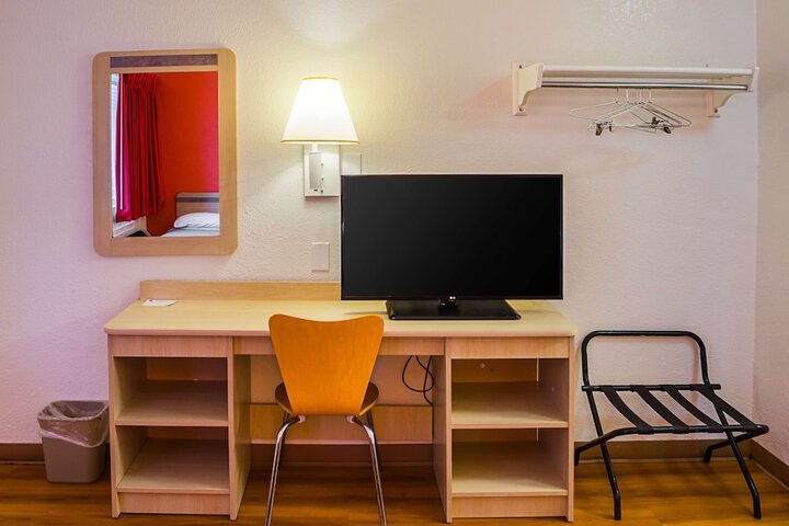 Room 8 of 16