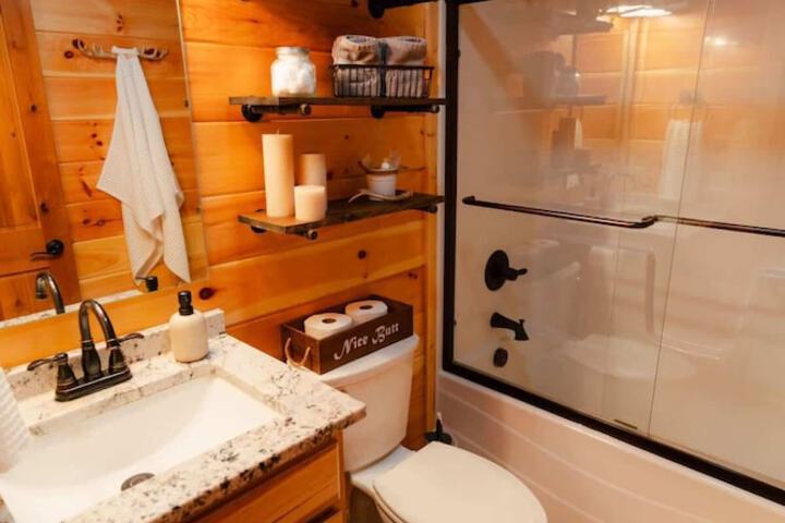 Sleeps 16! Luxury Cabin With Game Room & Hot Tub