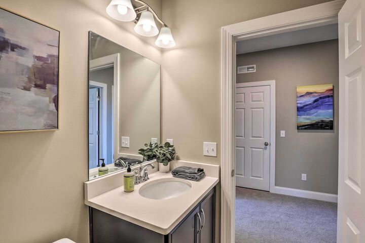 Charming Retreat w / Mtn Views: Walkable Location!