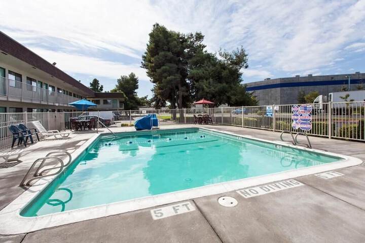 Super 8 by Wyndham Turlock