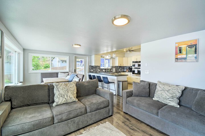 Lakefront Bremerton Vacation Rental w / Deck!