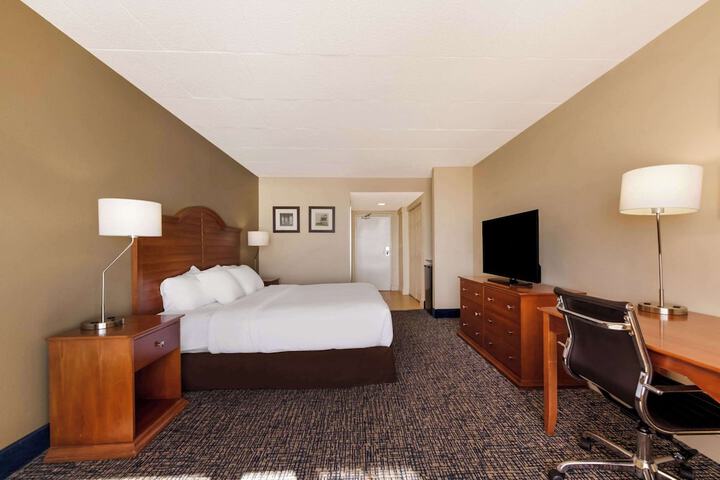 Room 33 of 62