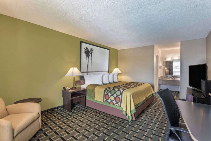 Room 52 of 67