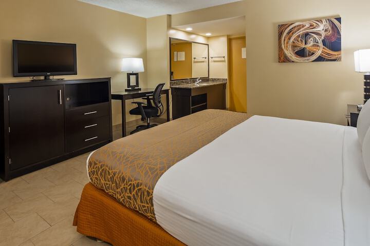 Best Western The Plaza Hotel Honolulu Airport - Free Breakfast