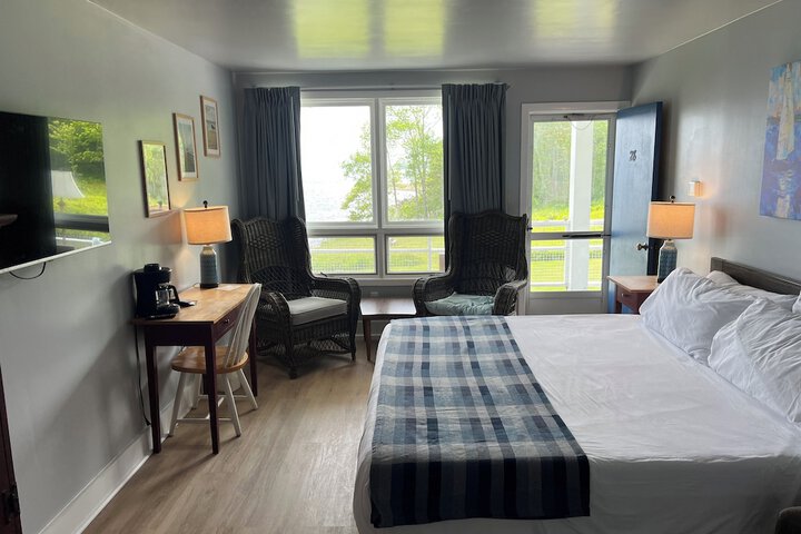 High Tide Inn
