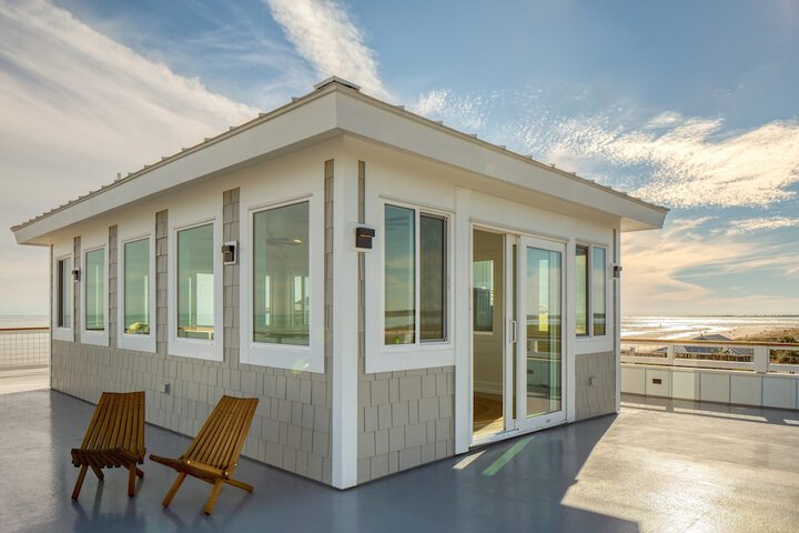 Oceans Eye by Avantstay Beach Front Home w / Roof Top Pool & Putting Green!