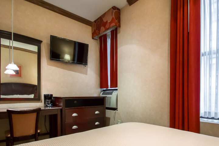Room 9 of 33