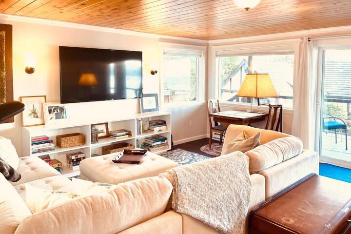 Puget Sound Chic Romantic Cottage with Private Beach Access & Gated Entry