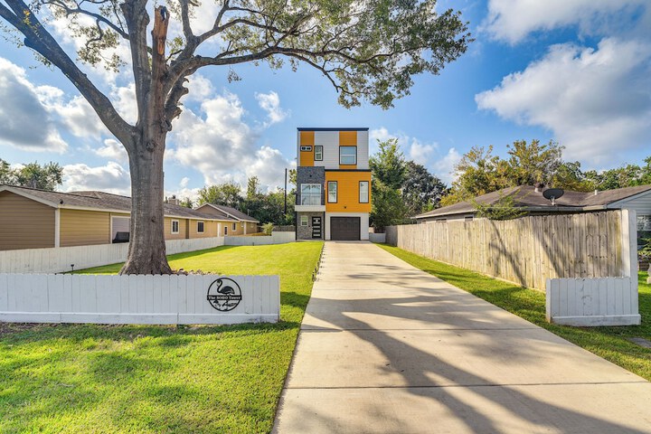 South Houston Townhome w / Patio & Gas Grill!