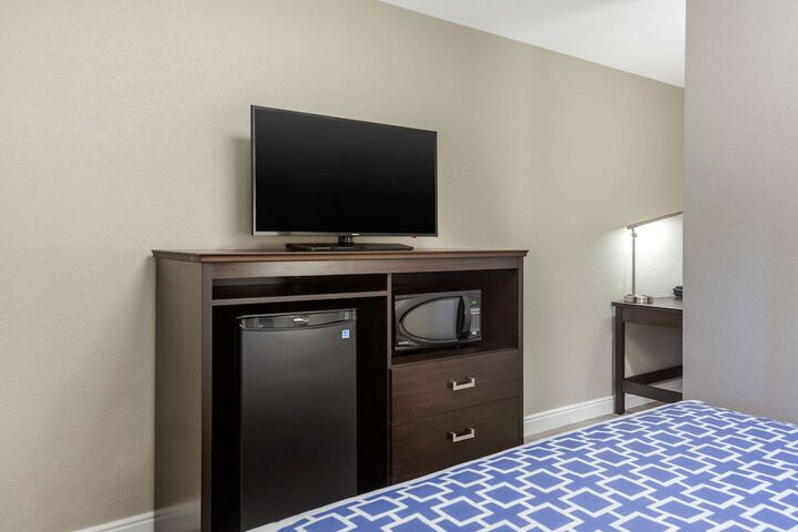 Rodeway Inn & Suites Ontario