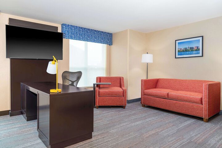Hampton Inn & Suites Madison / Downtown