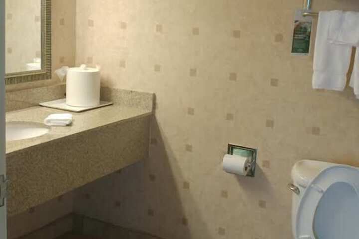 Room 6 of 28