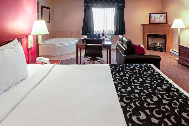 Econo Lodge Menomonie on the Bay
