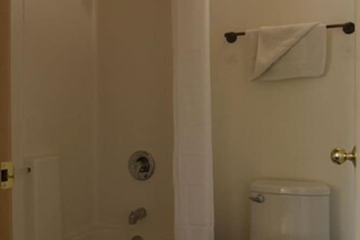 Room 10 of 18