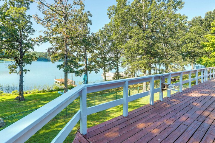 Lakefront Arkansas Escape w / Grill Dock & Kayaks!