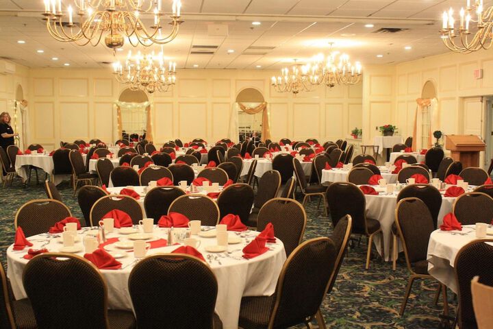 Ballroom/Hall 125 of 142