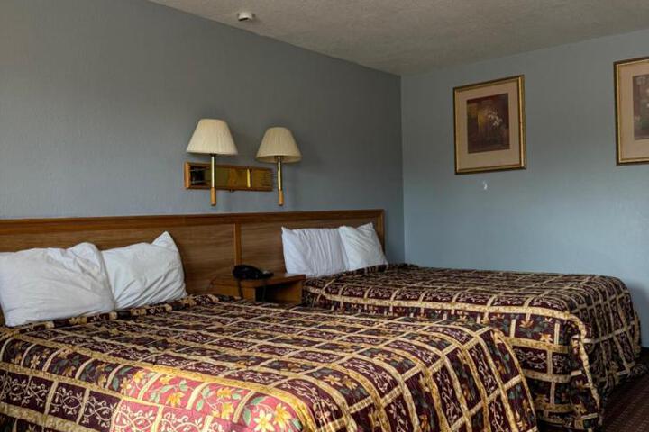 Land of Ahs Motor Inn