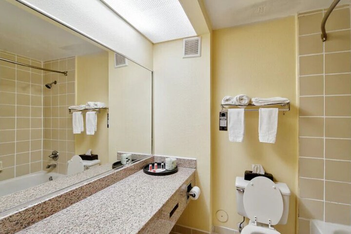 Room 21 of 28