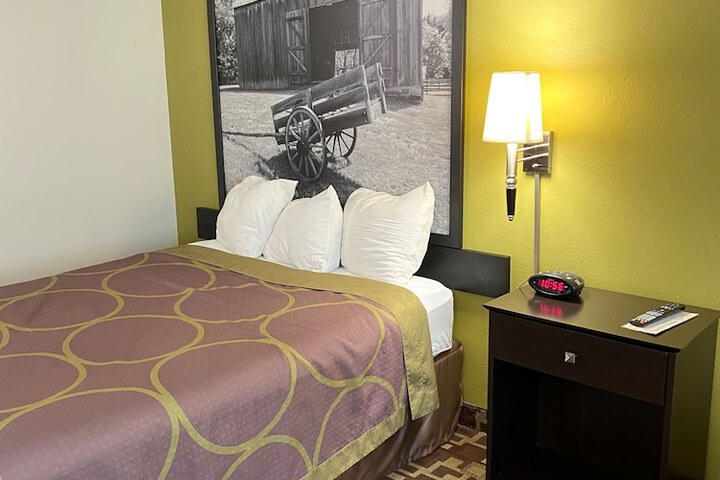 Super 8 by Wyndham Independence IA