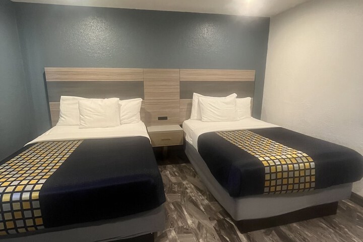 Room 13 of 28