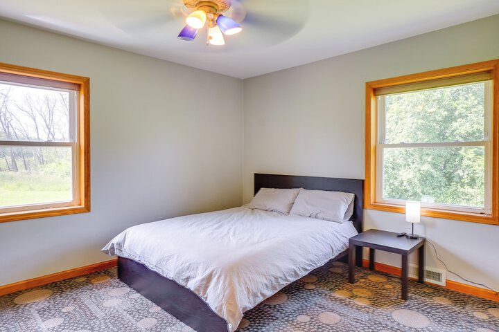 Pet-friendly New Berlin Retreat w / Patio & Yard!