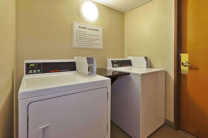 Comfort Inn & Suites Taylor - Detroit