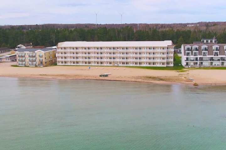 Mackinaw Beach & Bay Inn & Suites