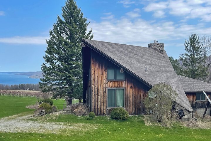 Near Canandaigua Lake: Retro Cabin w / Deck & Views