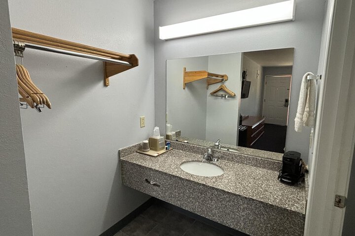 Room 4 of 27
