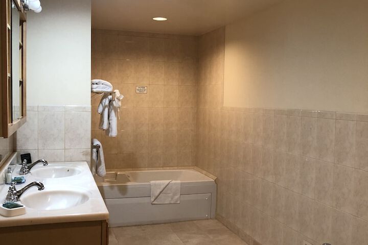 Room 17 of 33