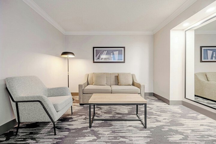 Sandman Signature Mississauga Hotel