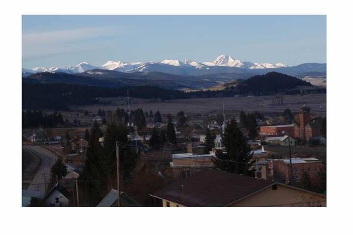 Charming House on the Hill With Views of The Anaconda Range