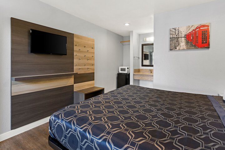 Room 11 of 30