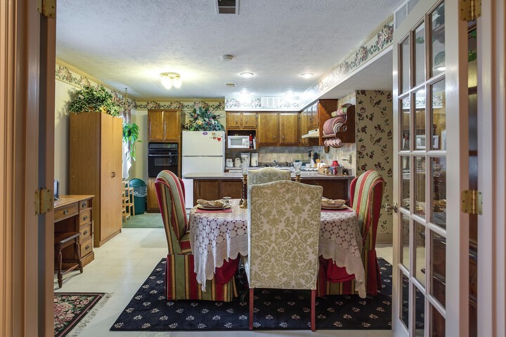 Large & Private Guest House Apt w / Patio + Views!