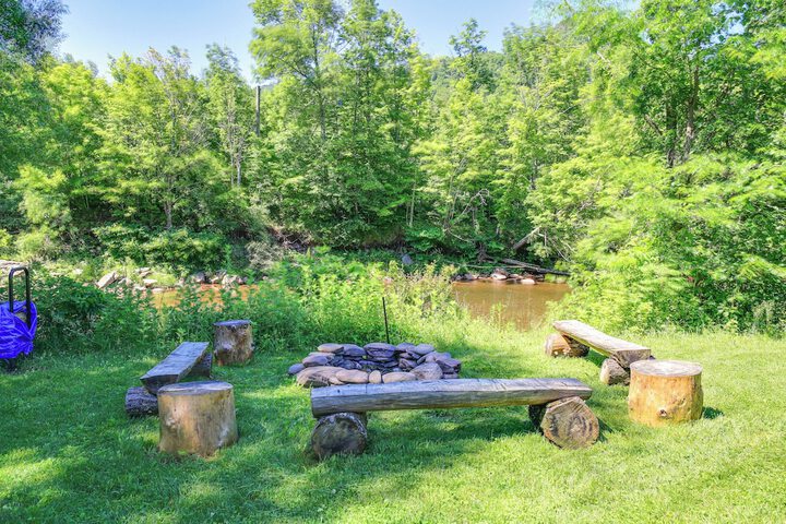 Hunter Home w / Fire Pit & Yard: on Main Street!