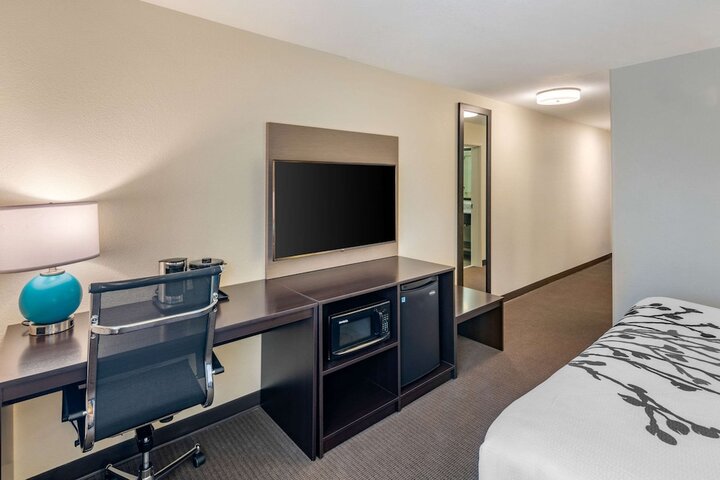 Room 17 of 37