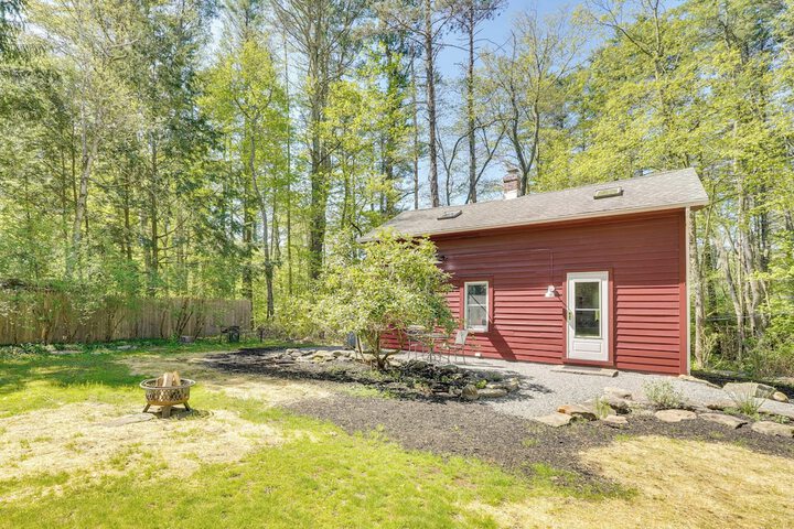 Updated / pet-friendly Cabin by Hikes and Woodstock!