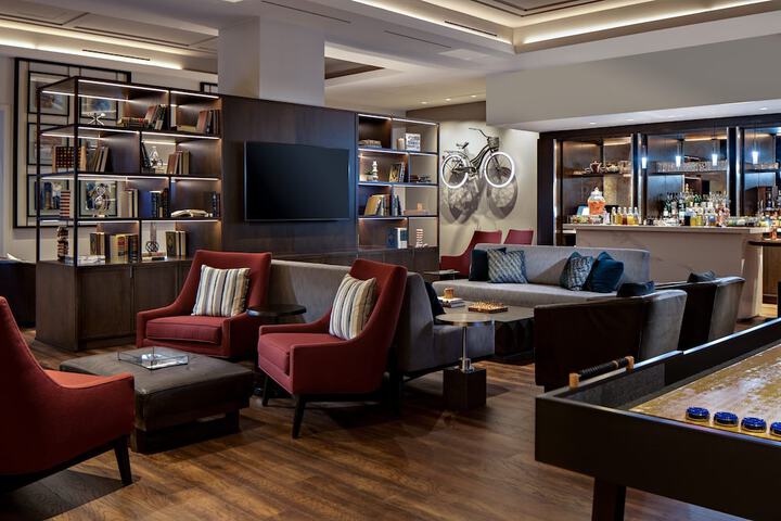 Lounge 73 of 84