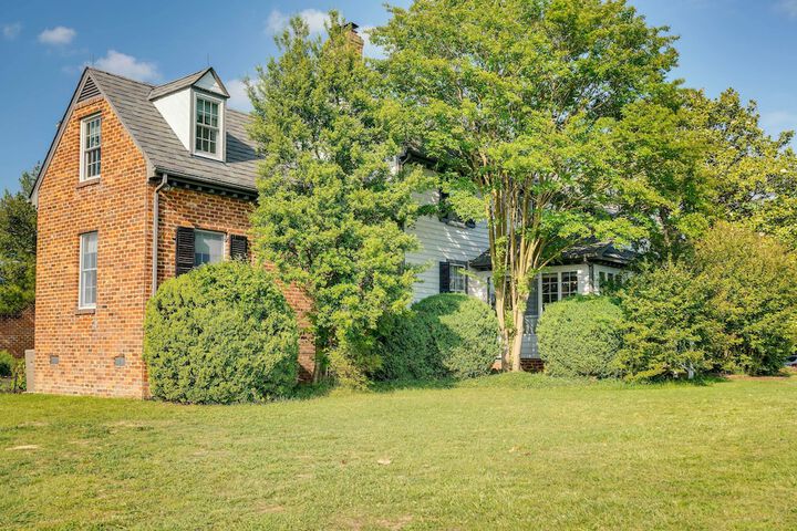 Terre Haute Manor Farmhouse w / Gardens & Deck!