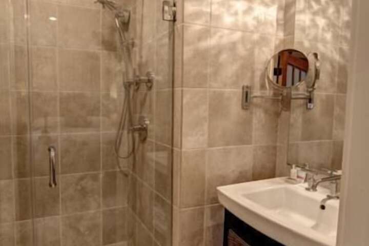 Room 42 of 117