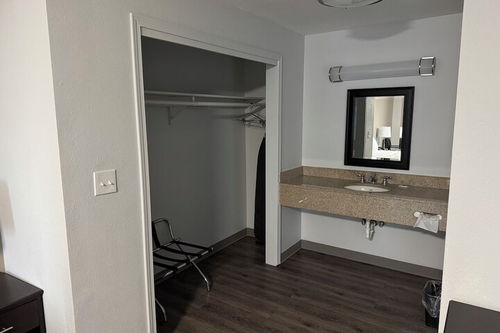 Studio 6 Suites Vancouver Wa - Waterfront