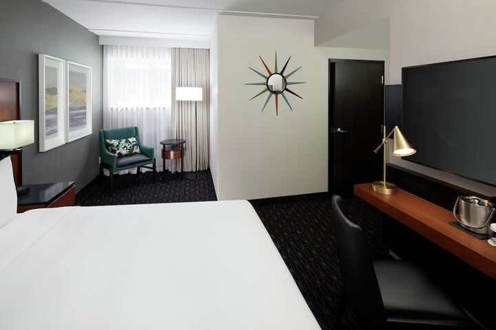 Room 16 of 38